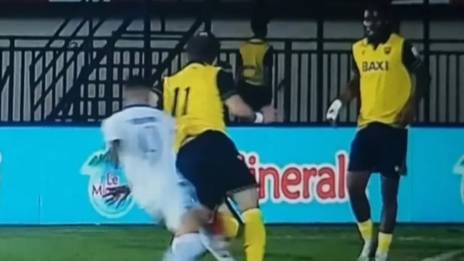 Tekel keras dari Paulinho yang bikin Ole Romeny cedera. [Instagram]